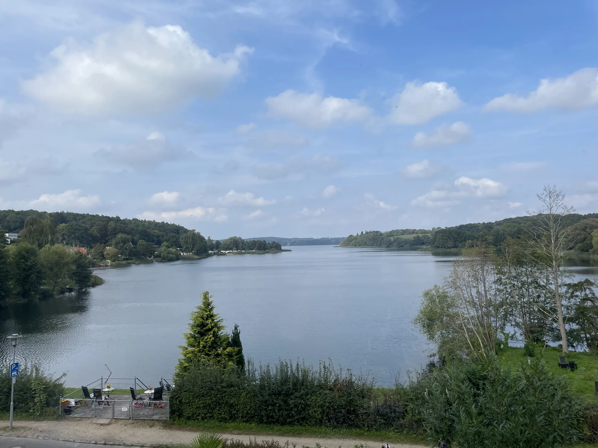 Weiter Blick vom Hotel über den Kellersee