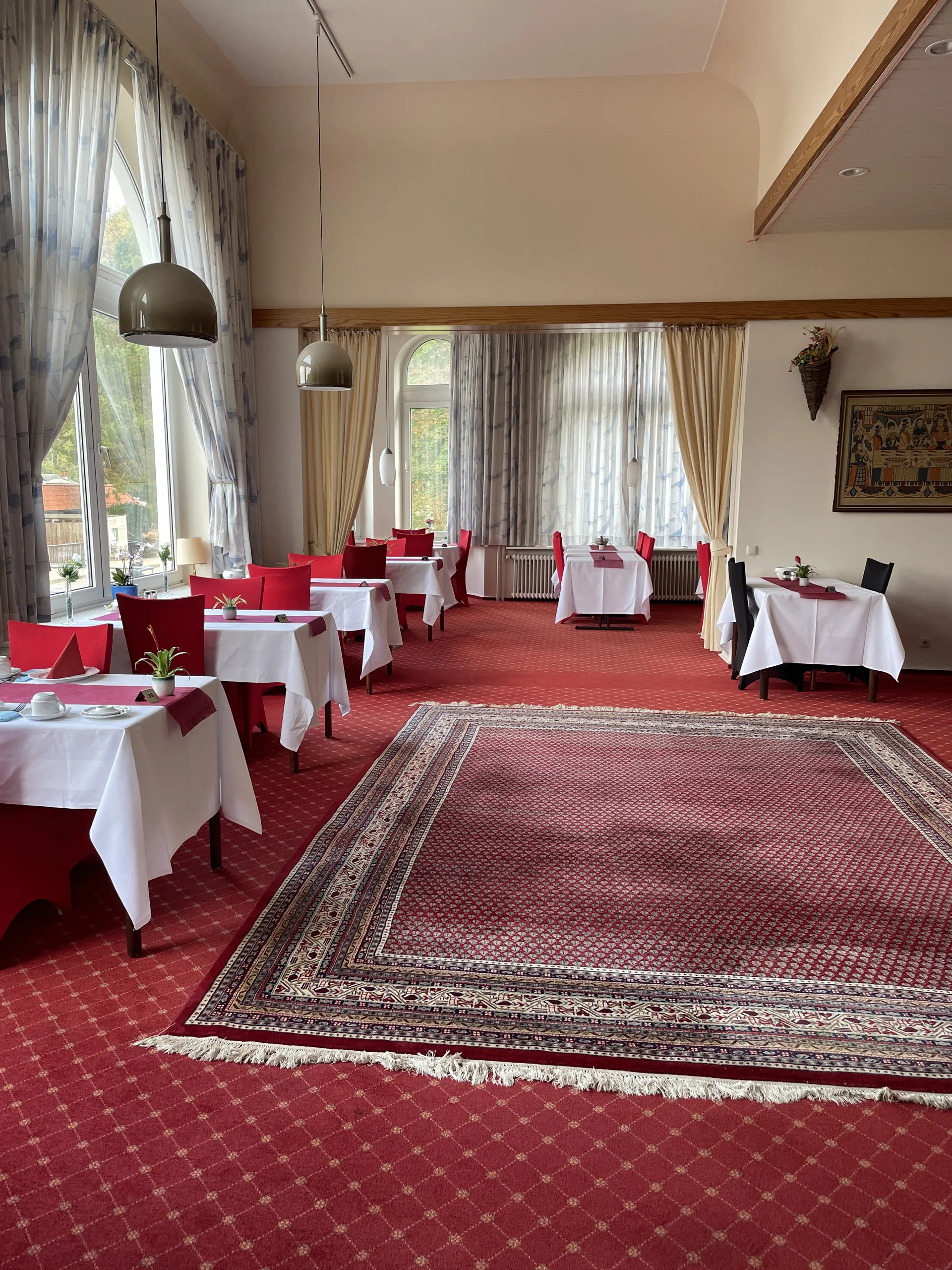 Heller Frühstücksraum des See Schlosshotels