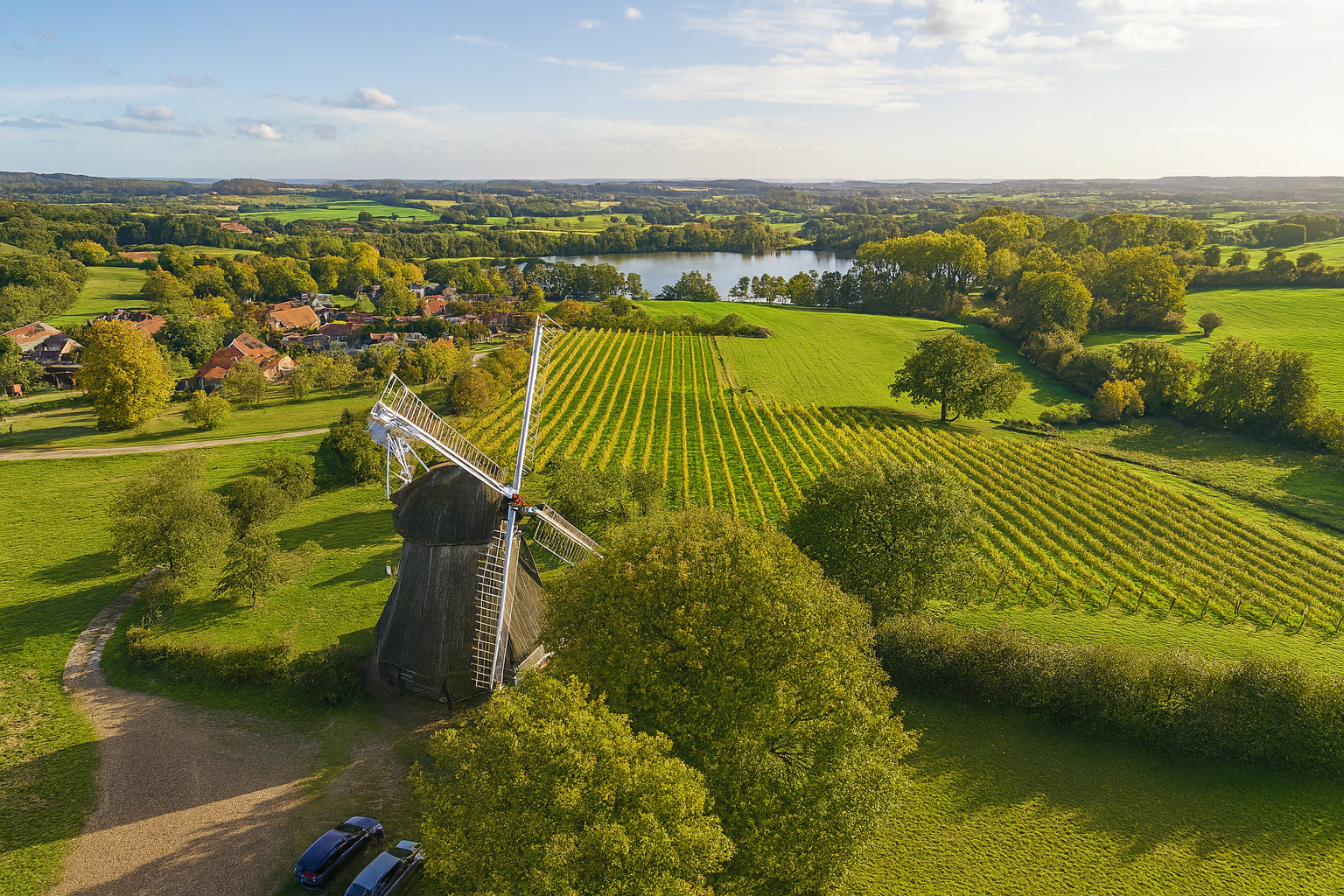 Historische Windmühle in der Landschaft