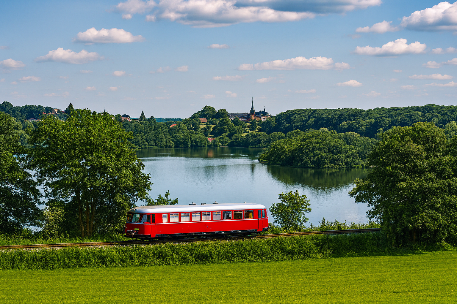 Schienenbus entlang der Seen